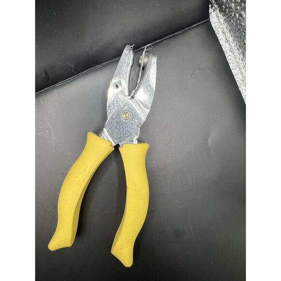 Fiskars‎ Hand Punch-Star, .25" F2300-2353 - Picture 3 of 4